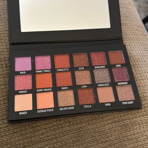KAB Cosmetics

Day + Night Eyeshadow Palette